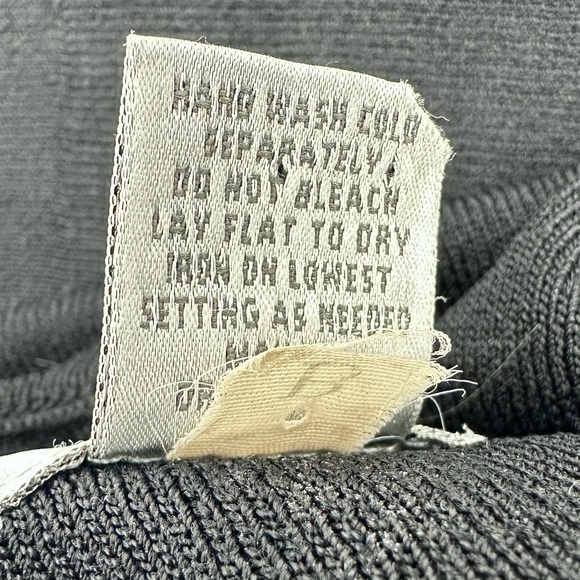 Chicos Sz 2 US 12 Large Tank Sleeveless Black Top Vneck Stretch Basic Shell - Picture 4 of 7